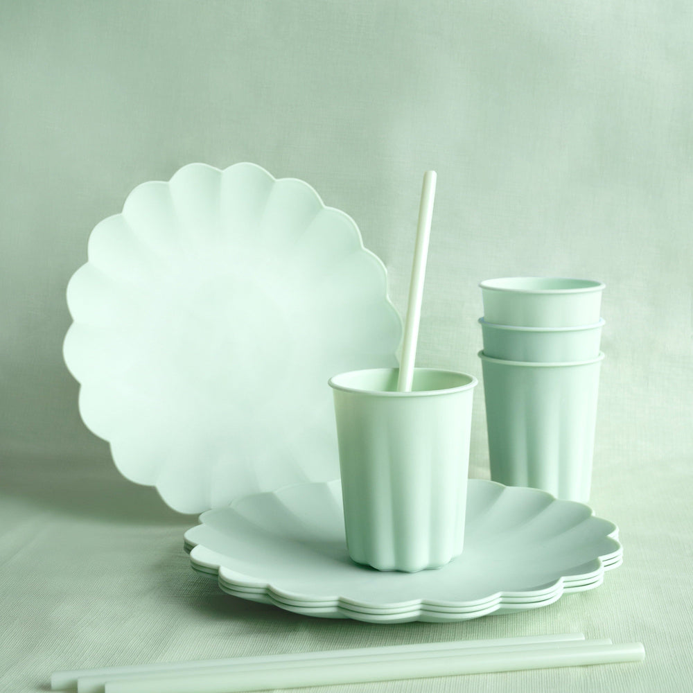 Light Green Frill Plastic Party Plates x 4 - Eco Friendly Party party plates Light Green Frill Plastic Party Plates x 4