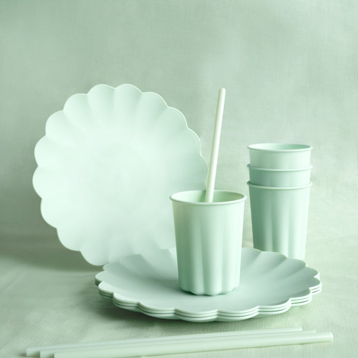 Light Green Frill Plastic Party Plates x 4 - Eco Friendly Party party plates Light Green Frill Plastic Party Plates x 4