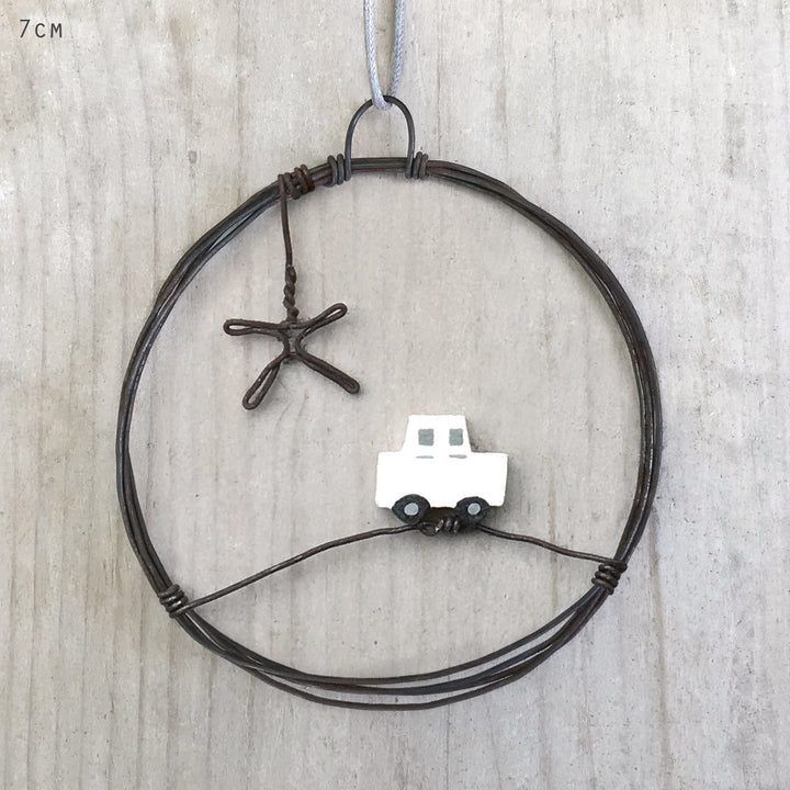East of India Small Rusty Wire Wreath Christmas Decoration - Car With Star