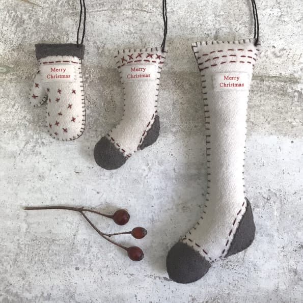 East of India Felt Mitten Hanging Decoration Hanging Decoration East of India Felt Mitten Hanging Decoration
