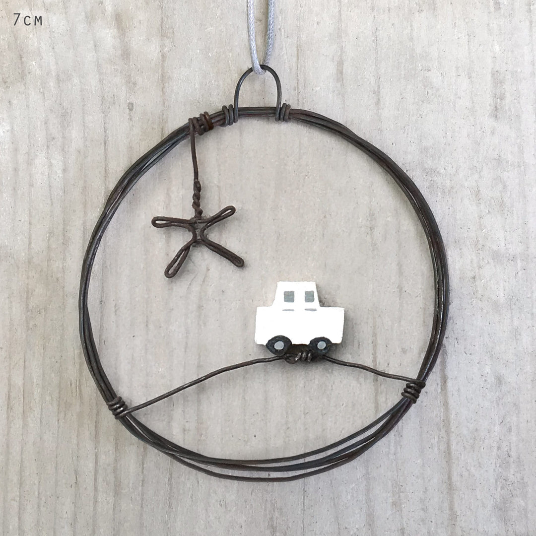 East of India Small Rusty Wire Wreath | Car With Star Wreath East of India Small Rusty Wire Wreath Christmas Decoration - Car With Star